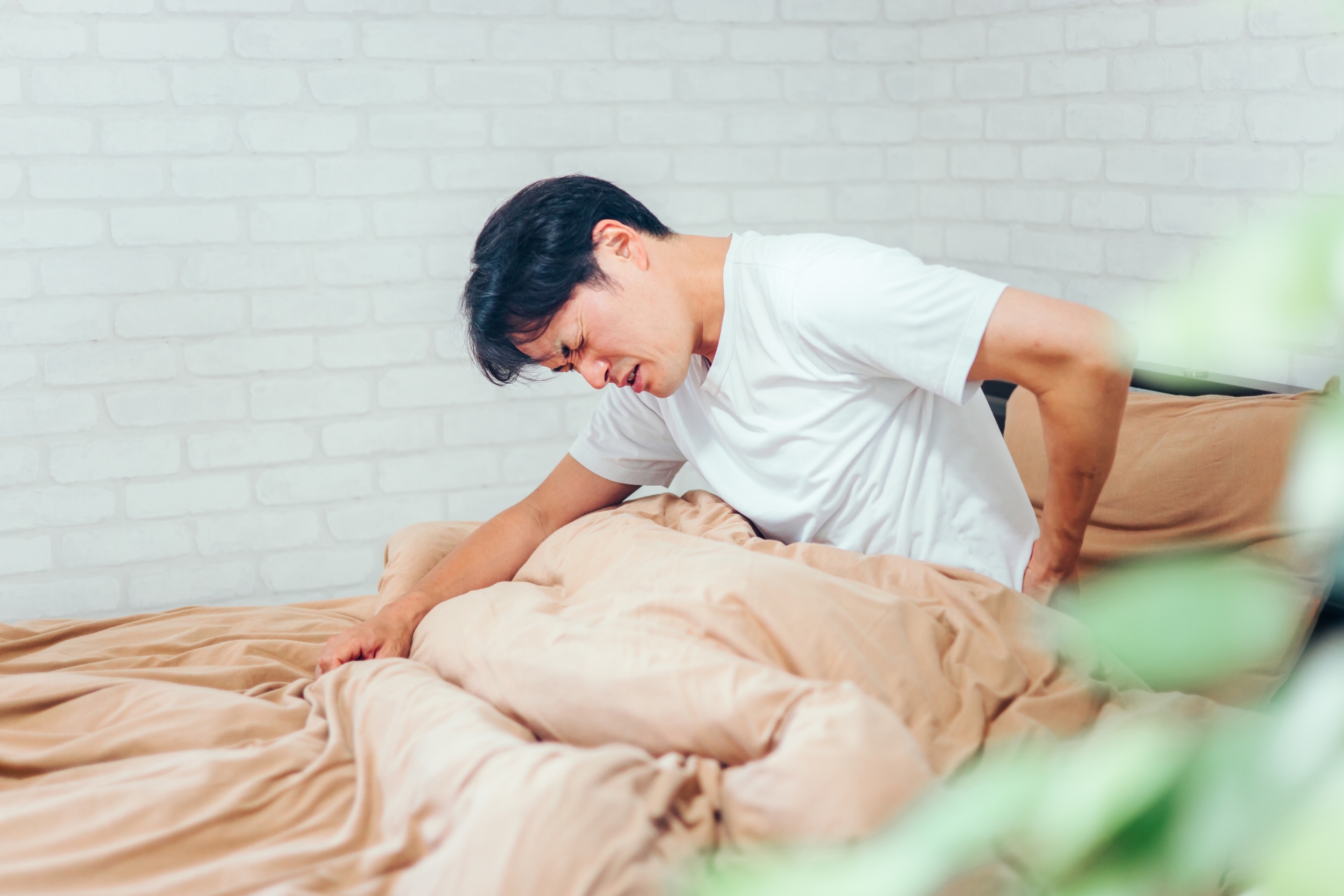 寝起きに腰を痛める男性